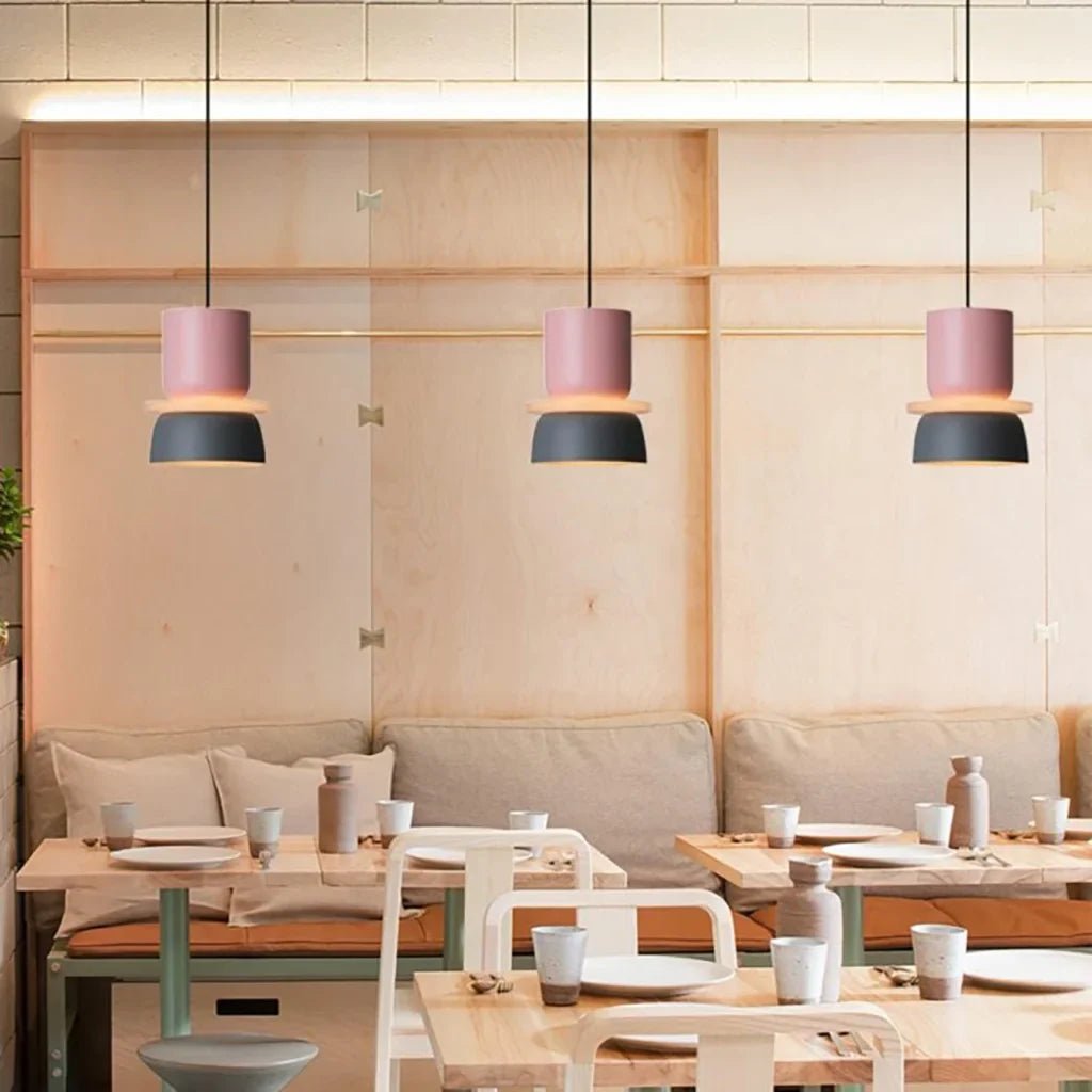 LucieBlock lampada a sospensione nordica in alluminio e acrilico: tre sospensioni rosa e blu in una sala da pranzo di un locale - Luximode