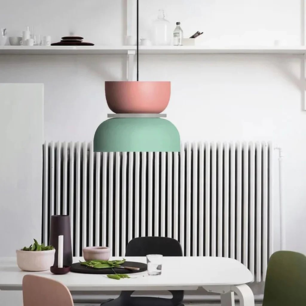 LucieBlock lampada a sospensione nordica in alluminio e acrilico: sospensione menta e rosa sopra il tavolo di una cucina bianca - Luximode