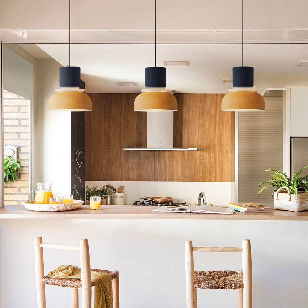 LucieBlock lampada a sospensione nordica in alluminio e acrilico: tre sospensioni gialle e blu sopra il bancone di una cucina in legno - Luximode
