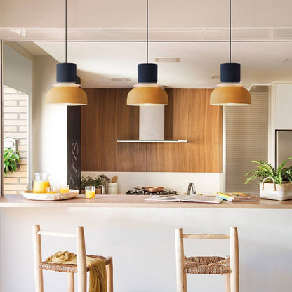 LucieBlock lampada a sospensione nordica in alluminio e acrilico: tre sospensioni gialle e blu sopra il bancone di una cucina in legno - Luximode