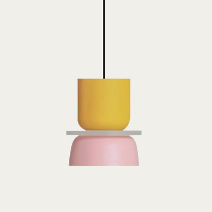 LucieBlock lampada a sospensione nordica in alluminio e acrilico: sospensione gialla con paralume rosa, scatto prodotto su fondo neutro - Luximode