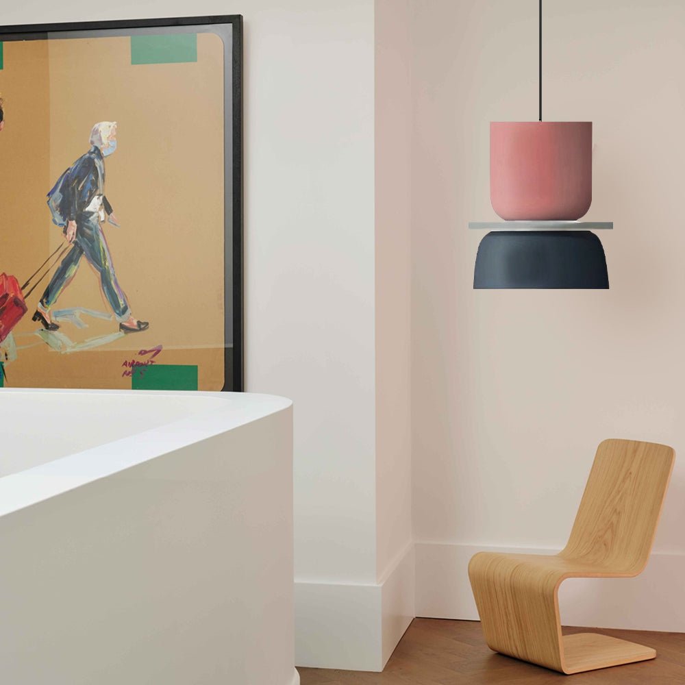 LucieBlock lampada a sospensione nordica in alluminio e acrilico: sospensione rosa e blu in un ingresso con quadro e sedia in legno - Luximode