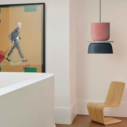 LucieBlock lampada a sospensione nordica in alluminio e acrilico: sospensione rosa e blu in un ingresso con quadro e sedia in legno - Luximode