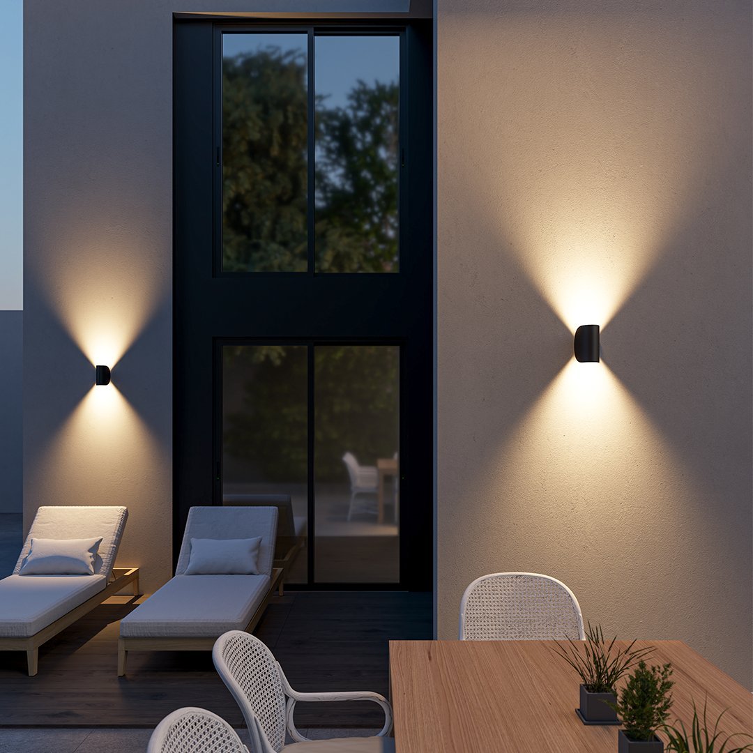 Lampada da parete LumenTwist in ambiente esterno