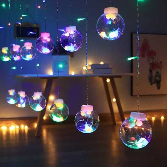 LumiFae catena luminosa LED impermeabile da esterno con sfere pendenti: sfere accese con luci colorate su un pavimento in un interno - Luximode