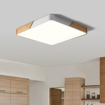 Plafoniera MinimalistSquare accesa sul soffitto di un ingresso con armadi in legno