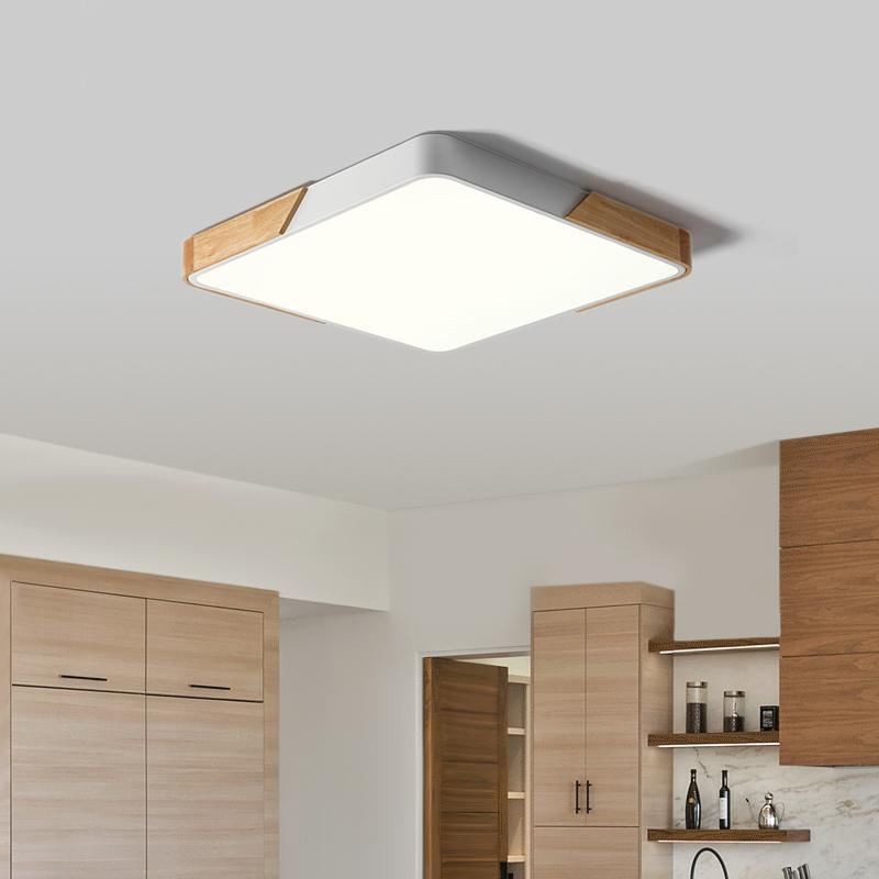 MinimalistSquare bianca accesa sul soffitto