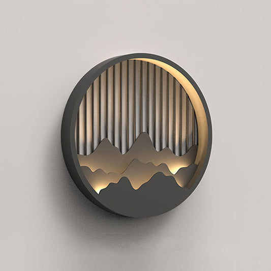 MountainGlow applique da parete a forma di montagna in acciaio inossidabile con LED integrato: applique spenta su parete grigia, scatto prodotto - Luximode