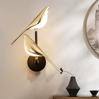 Due applique MrBird accanto a uno specchio tondo
