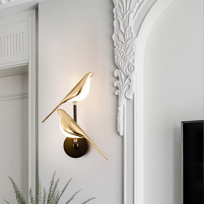 Due applique MrBird su parete bianca con stucco decorativo