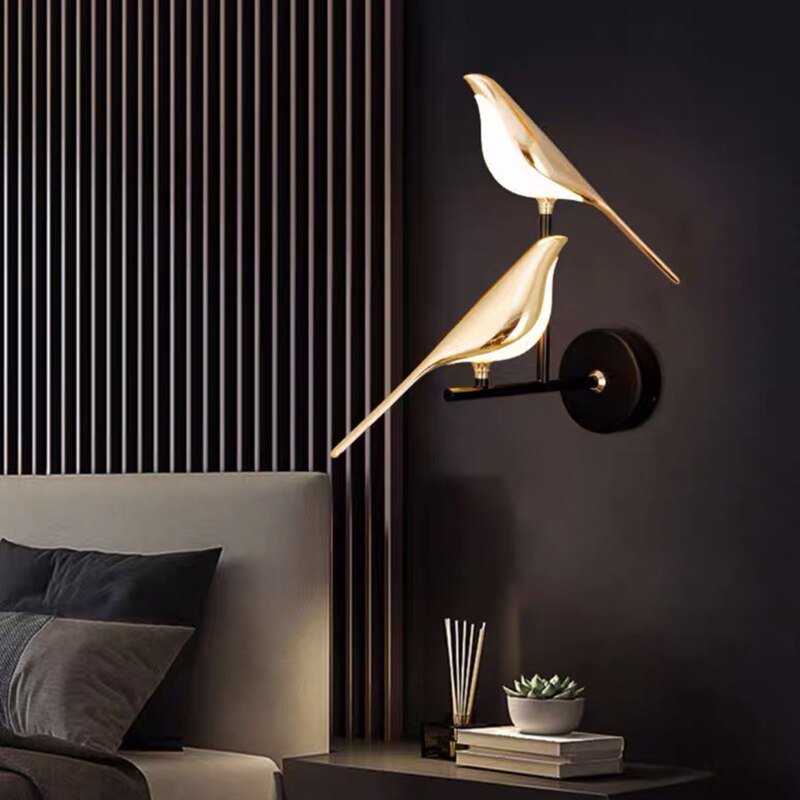 Due applique MrBird in camera da letto con boiserie in legno