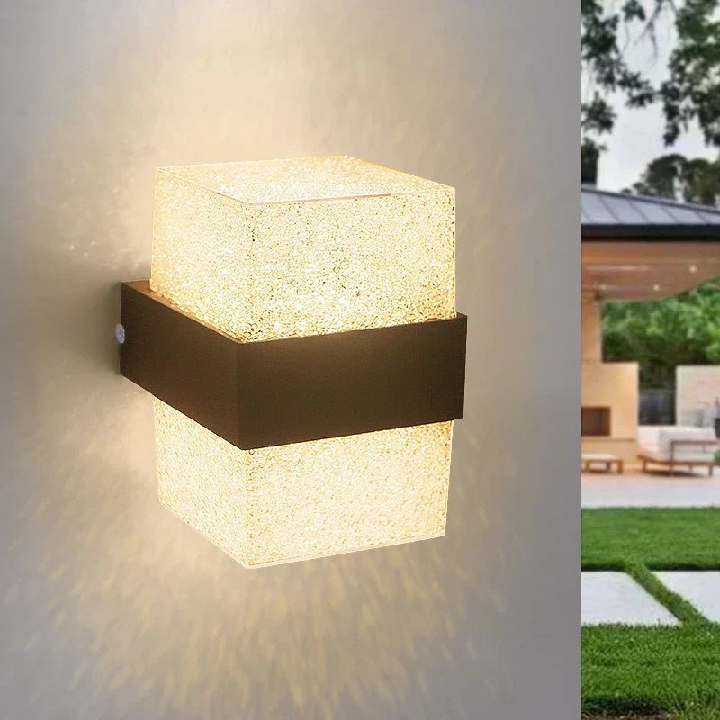 NatureBeam applique moderna da esterno in alluminio nero: luce LED bidirezionale su parete di ingresso - Luximode