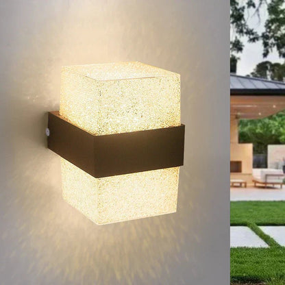 NatureBeam applique moderna da esterno in alluminio nero: luce LED bidirezionale su parete di ingresso - Luximode