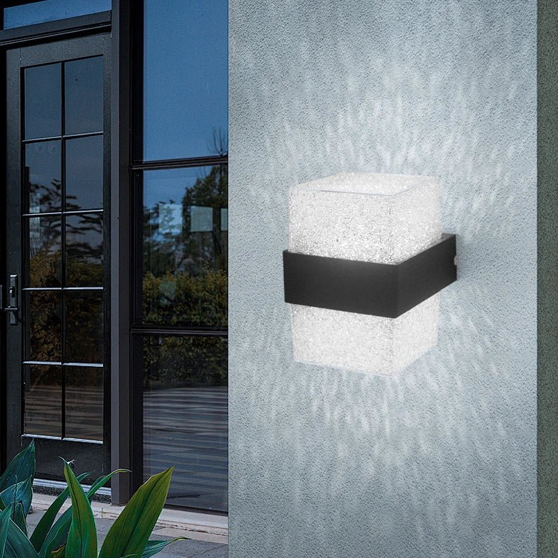 NatureBeam applique da esterno a parete moderna in alluminio nero e diffusore effetto pietra: applique accesa su parete esterna accanto alla portafinestra di una terrazza - Luximode