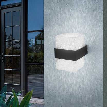 NatureBeam applique da esterno a parete moderna in alluminio nero e diffusore effetto pietra: applique accesa su parete esterna accanto alla portafinestra di una terrazza - Luximode
