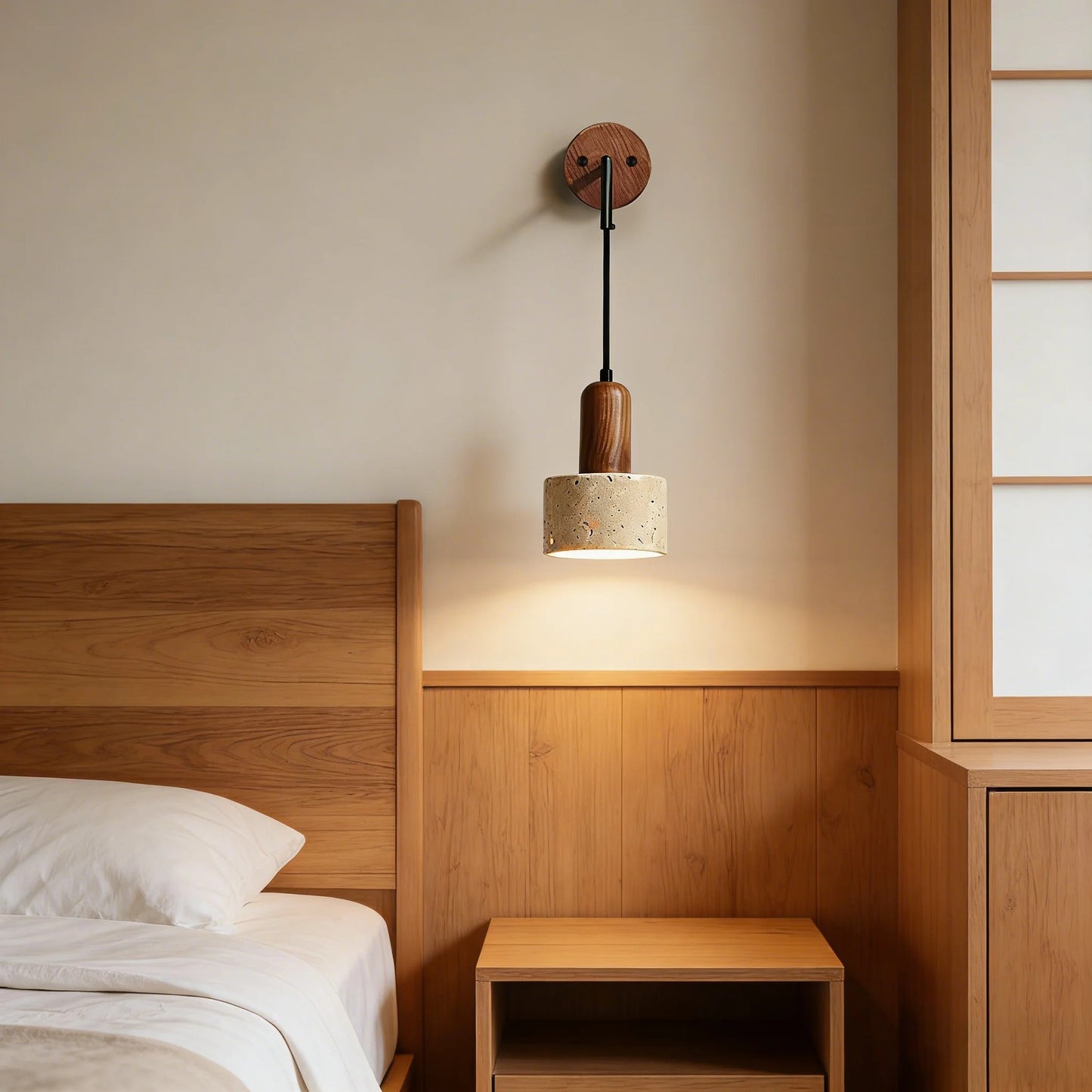 NeroTraverto - Applique sospesa in travertino e noce accanto al letto | Luximode
