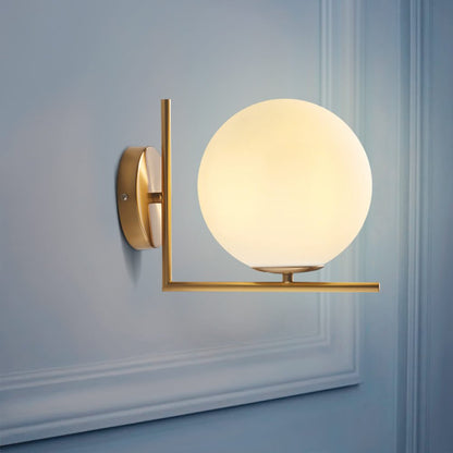 Lampada da parete OpalGlobe in vetro opalino e ottone