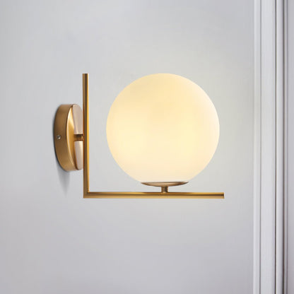 Lampada da parete OpalGlobe in vetro opalino e ottone