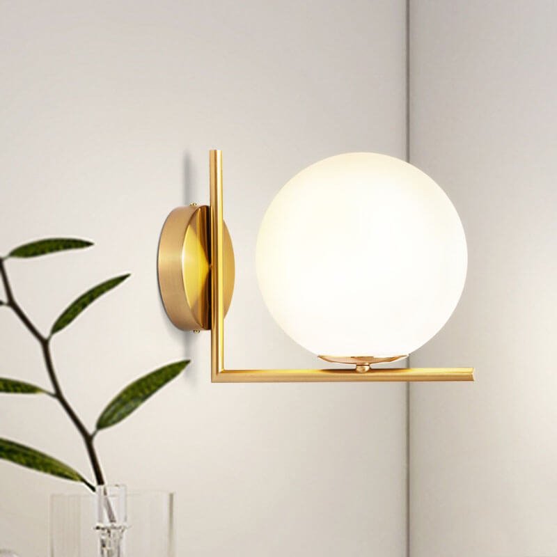 Lampada da parete OpalGlobe in vetro opalino e ottone