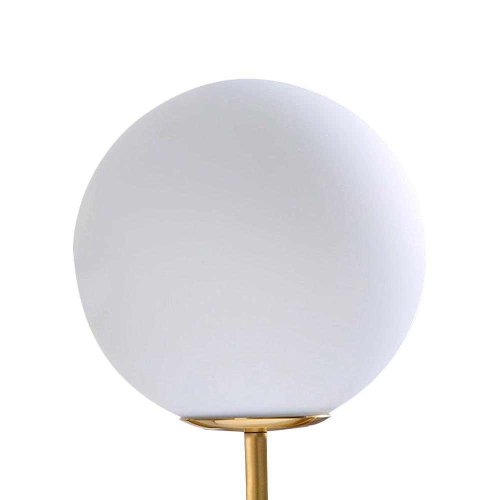 Lampada da parete OpalGlobe in vetro opalino e ottone