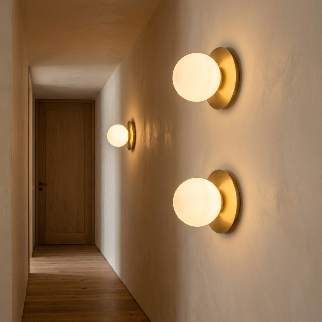 Due applique Ostuni oro ad altezze diverse lungo un corridoio