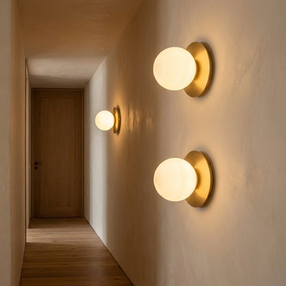 Due applique Ostuni oro ad altezze diverse lungo un corridoio