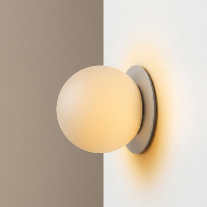 Ostuni vista di profilo: la sfera sporge dal disco e la luce si apre sulla parete