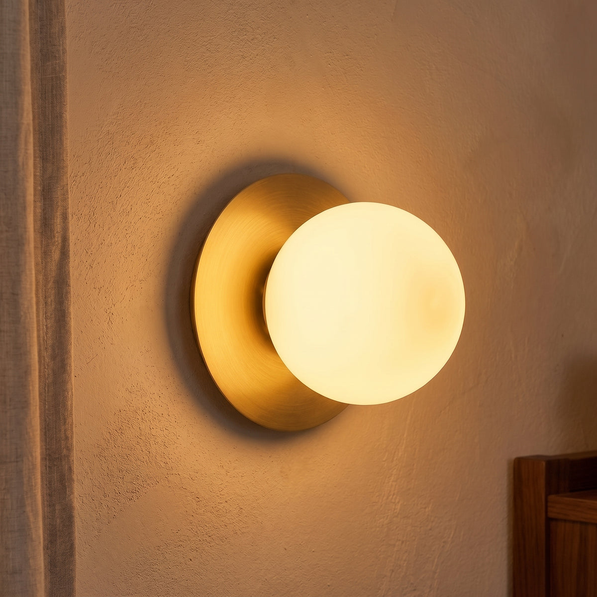 Ostuni oro accesa a parete, luce bianco caldo