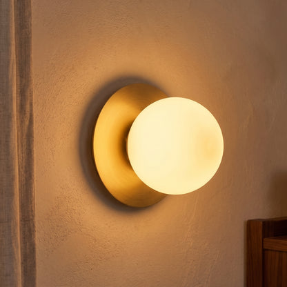Ostuni oro accesa a parete, luce bianco caldo