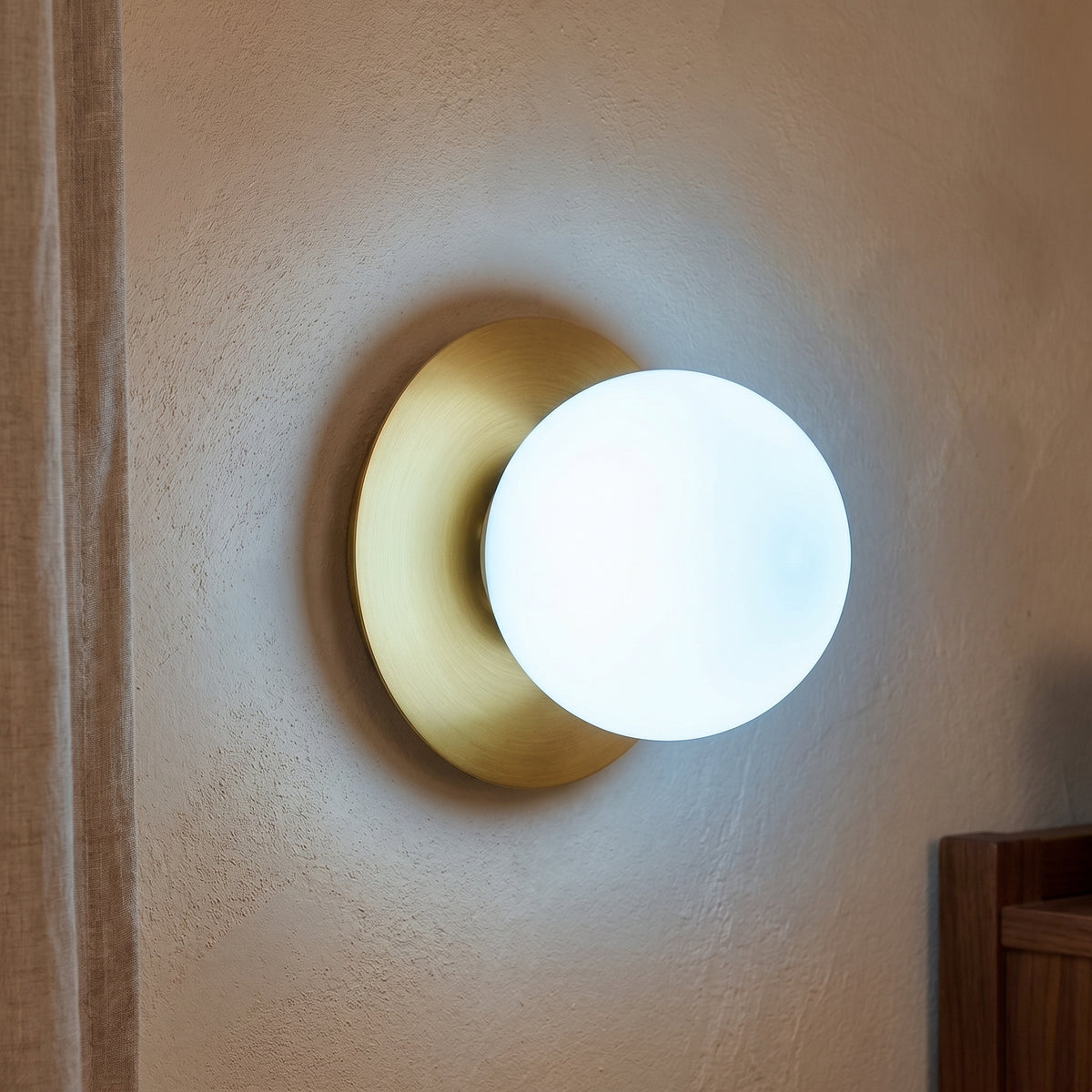 Ostuni oro accesa a parete, luce bianco freddo