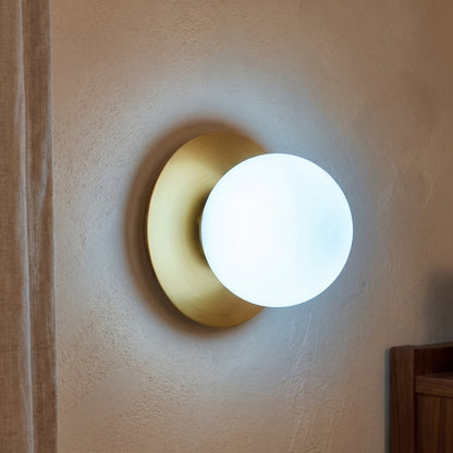 Ostuni oro accesa a parete, luce bianco freddo