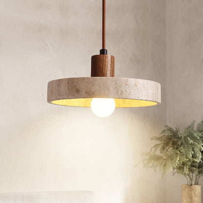 Lampada a sospensione Ravello a disco in travertino con stelo in noce, accesa