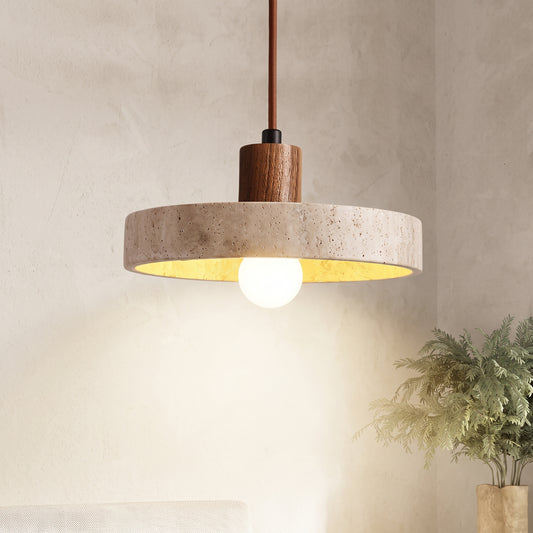 Lampada a sospensione Ravello a disco in travertino con stelo in noce, accesa