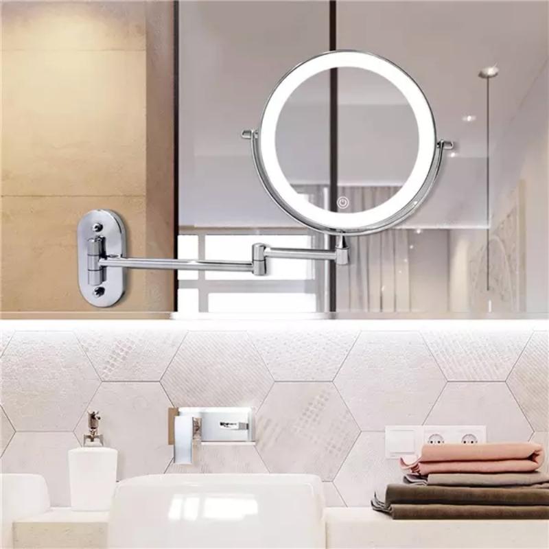 ReflecView specchio ingranditore da parete con luce LED ricaricabile e braccio estensibile: in un bagno chiaro con asciugamani, braccio esteso - Luximode
