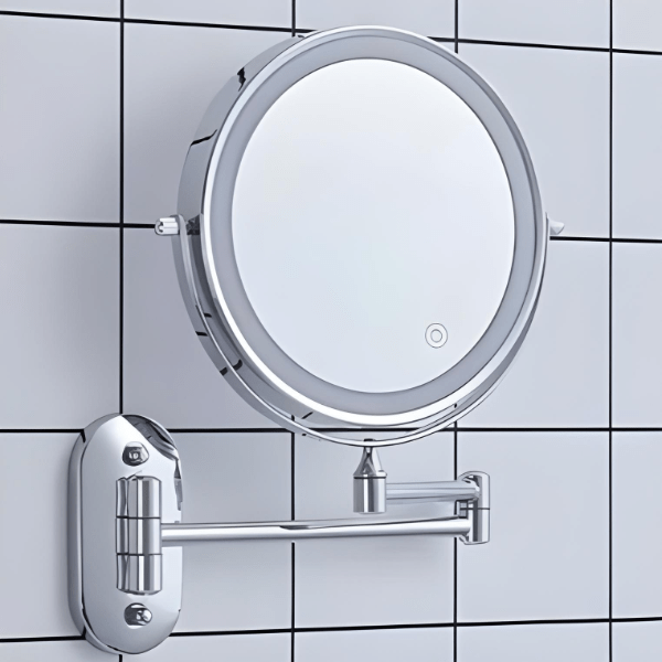 ReflecView specchio ingranditore da parete con luce LED ricaricabile e braccio estensibile: su parete a piastrelle bianche con luce LED accesa - Luximode