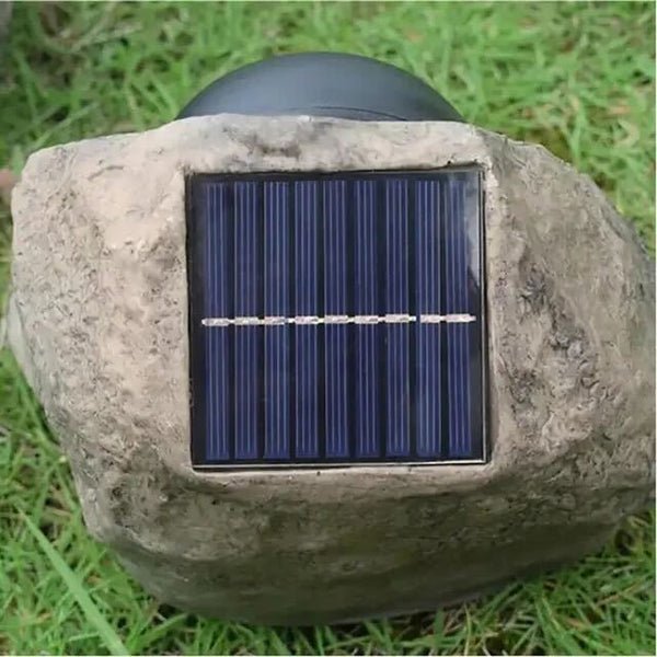 RockyLight lampada solare da esterno a forma di pietra: vista dall'alto del pannello solare integrato nella pietra - Luximode