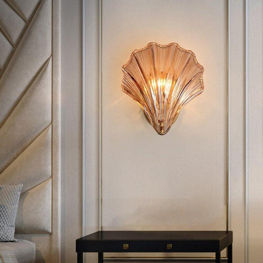 Applique ShellGlow a conchiglia accesa nell'ingresso con consolle e scala