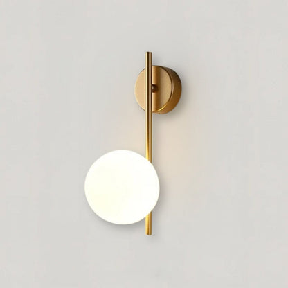 Applique SOLVIA oro con sfera in vetro opalino su parete chiara