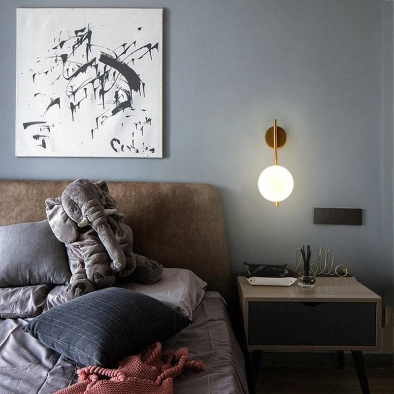 SOLVIA oro accesa sopra il comodino in camera da letto
