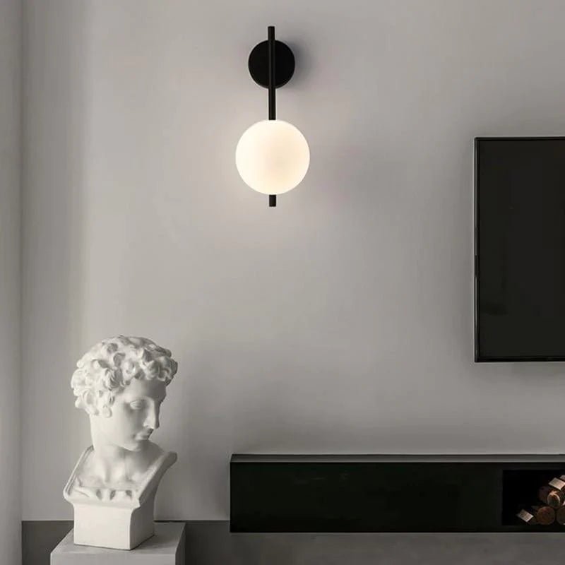 SOLVIA nera accesa sopra un mobile TV con busto decorativo