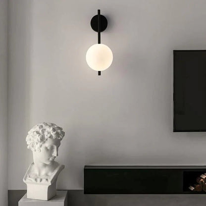 SOLVIA nera accesa sopra un mobile TV con busto decorativo