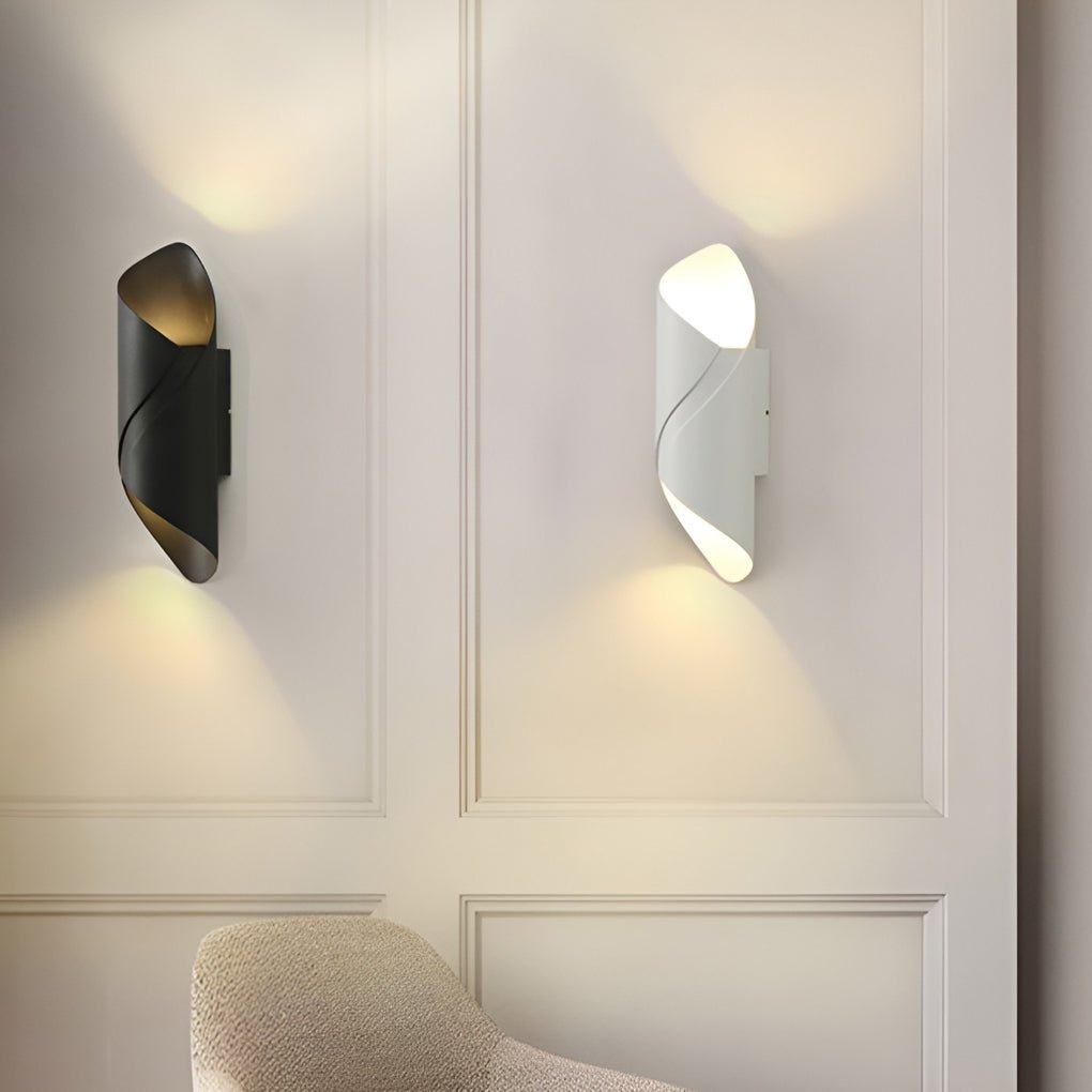 SwirLED applique da parete LED a spirale in vetro per interni ed esterni: versione bianca accesa su una parete con boiserie - Luximode