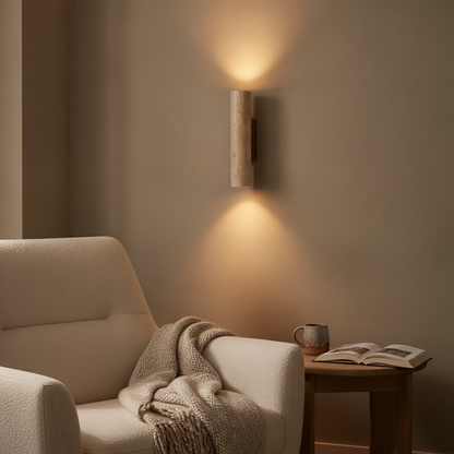 TerraLume - Applique in travertino nel soggiorno, angolo lettura | Luximode