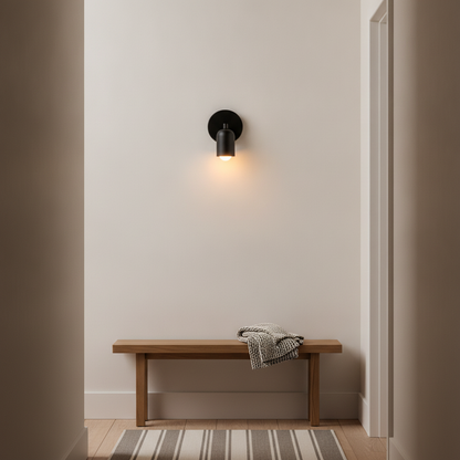 Applique TintaLume nera in ingresso sopra una panca in rovere | Luximode