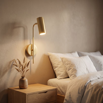 Applique Todi oro accesa sopra il comodino, camera da letto
