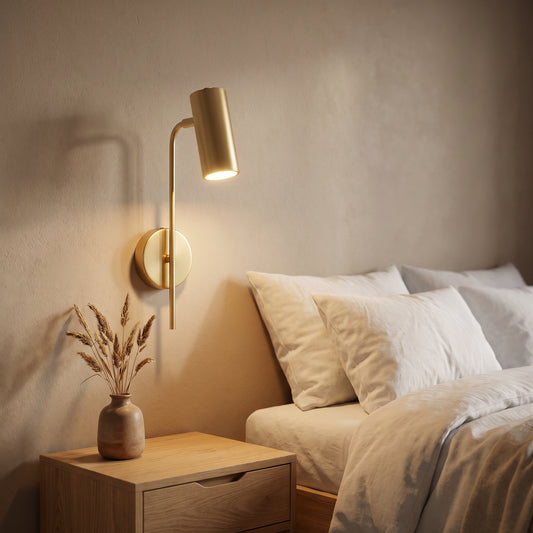 Applique Todi oro accesa sopra il comodino, camera da letto