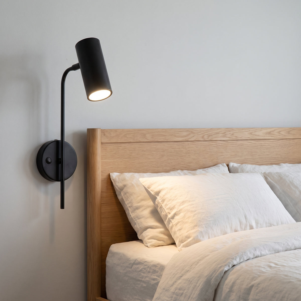 Coppia di Todi nere ai lati del letto