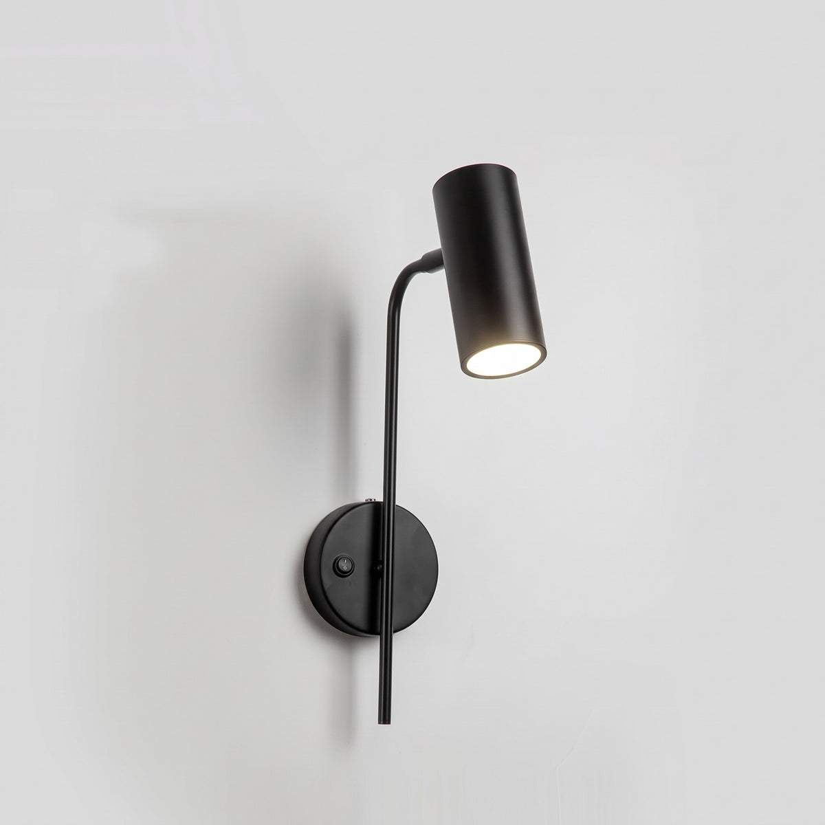 Applique Todi nera nella versione con interruttore sul rosone