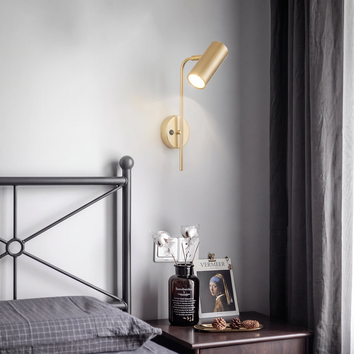 Applique Todi oro in una camera da letto con letto in ferro