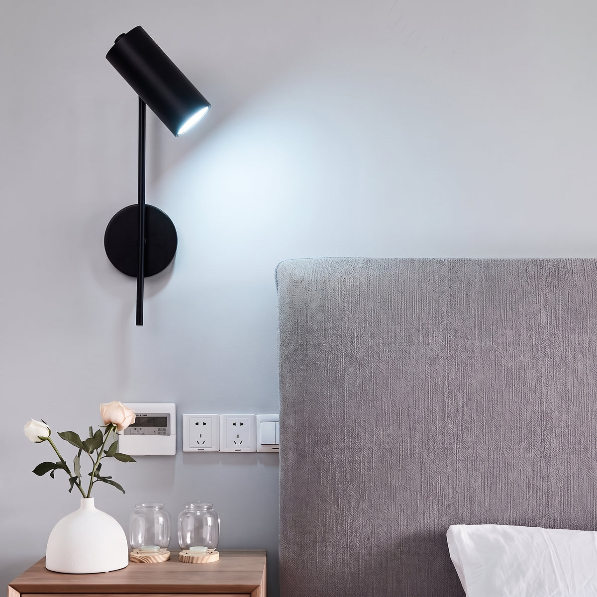 Todi nera accesa accanto al letto, luce bianco freddo